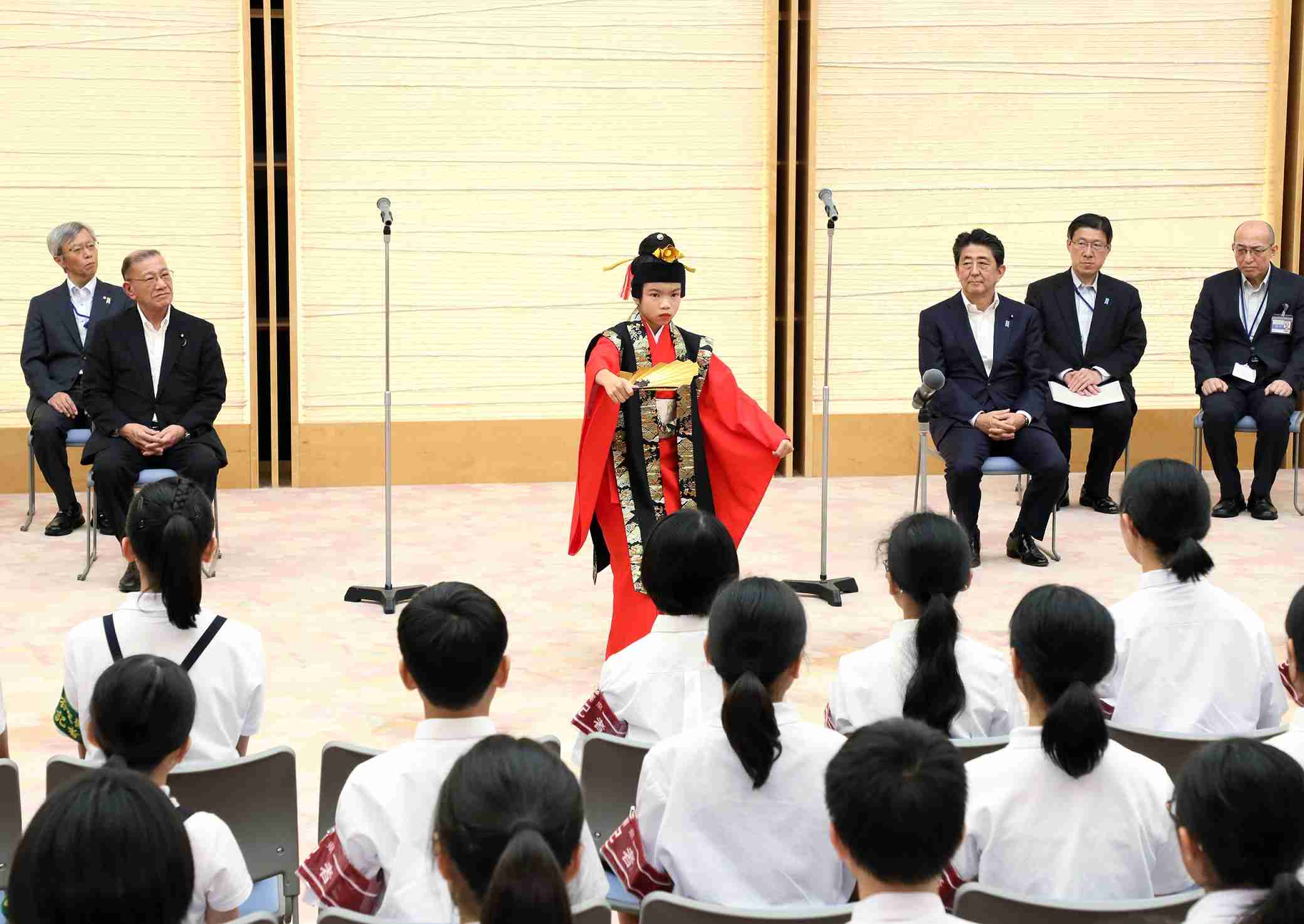 令和元年7月29日 沖縄豆記者団及び函館豆記者団による表敬 | 令和元年 | 総理の一日 | ニュース | 首相官邸ホームページ