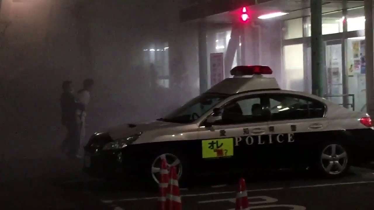 【Twitterで話題】警察署に単車で乗り込み消火器ぶちまけ現行犯逮捕 - YouTube