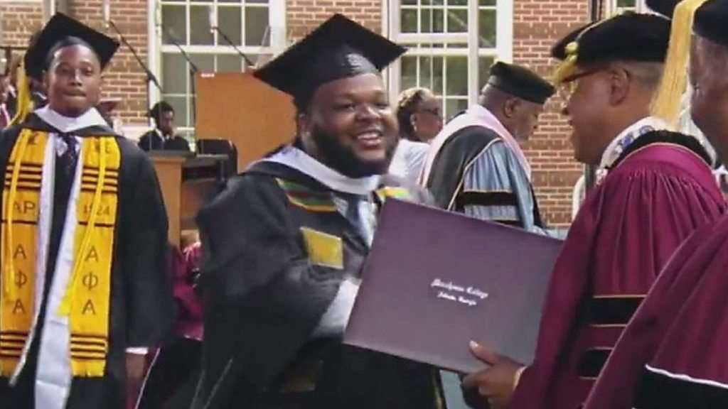 米富豪、約400人の学費ローンを全額肩代わり　大学卒業式で宣言 - BBCニュース