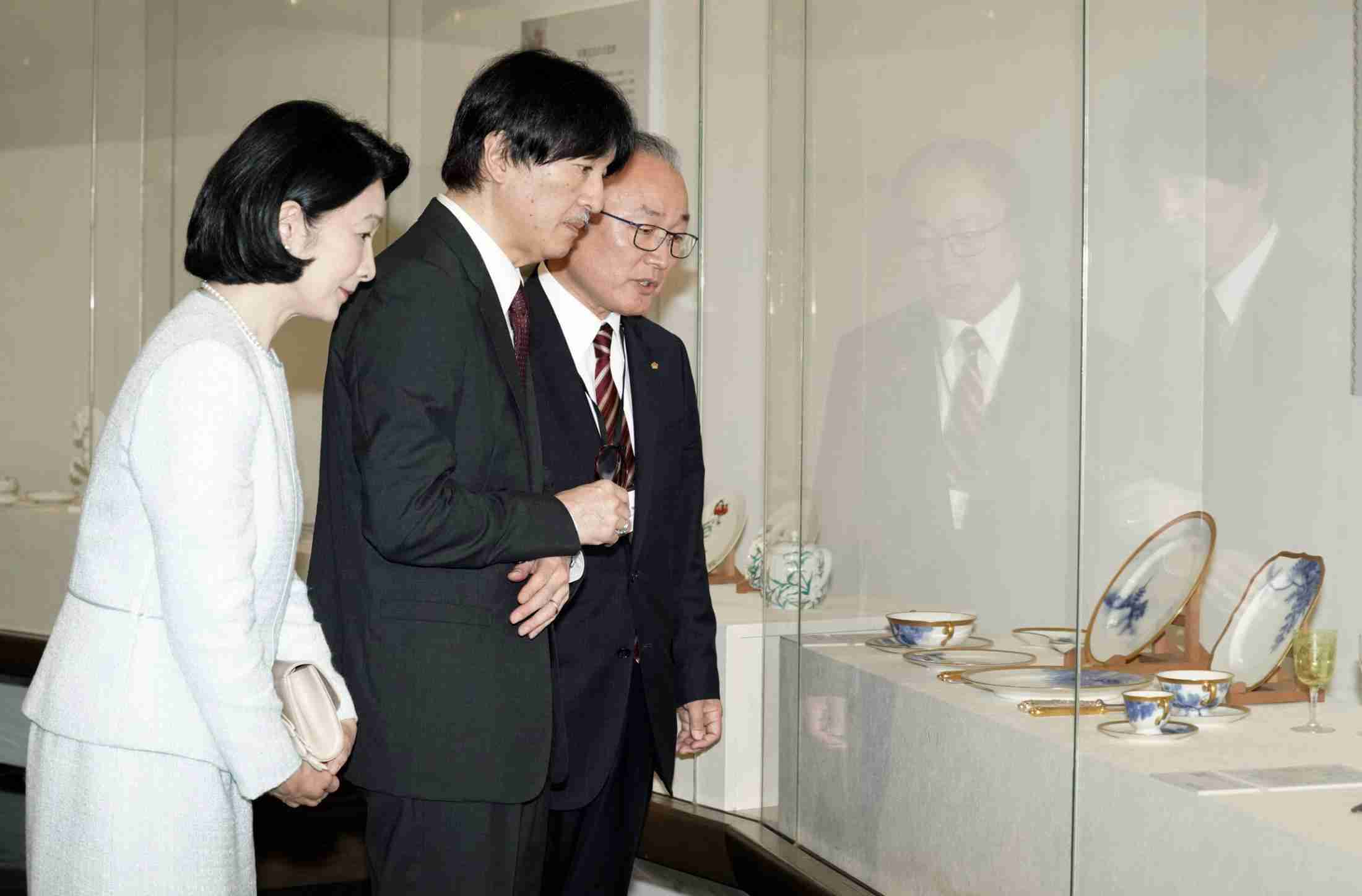 秋篠宮ご夫妻が食器展を鑑賞　皇室ゆかりの大倉陶園（共同通信） - Yahoo!ニュース