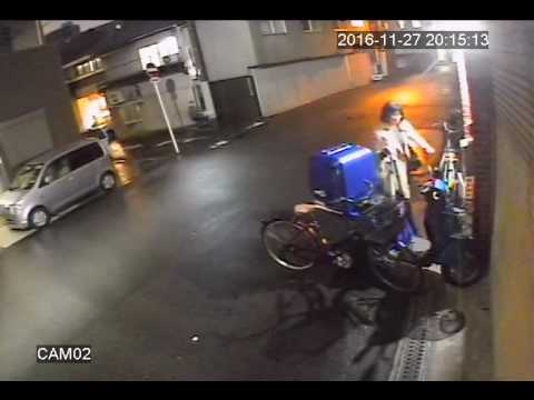 帰宅して鍵を開けてる時に突然後ろから襲われた。　　(防犯カメラ) - YouTube