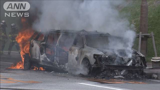 激しい黒煙…空港近くでリムジン炎上　交通規制も