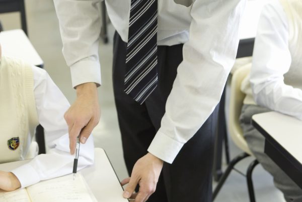 女子生徒に複数回キスした中学教諭　「懲戒免職処分だけで済まない」の声も