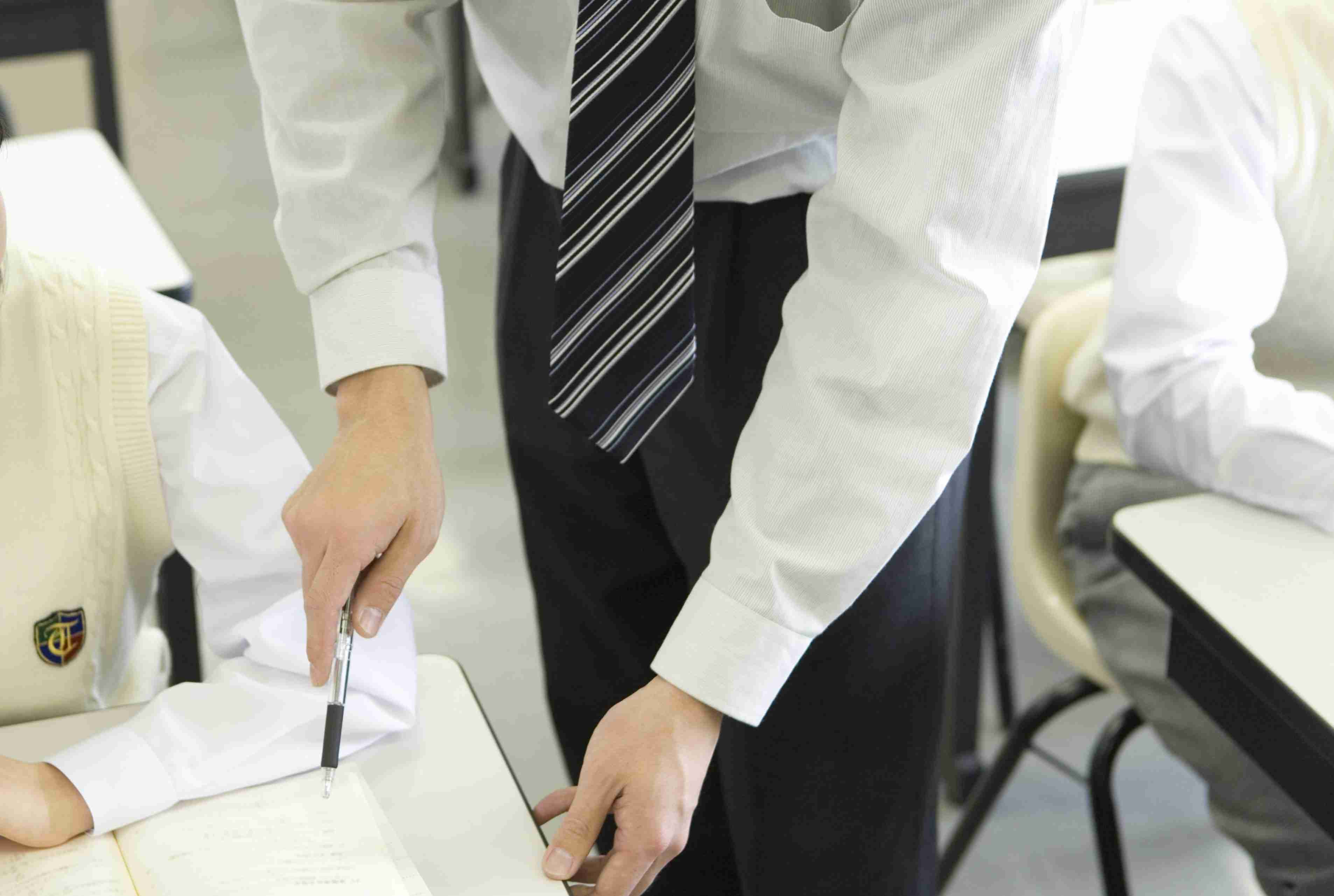 女子生徒に複数回キスした中学教諭　「懲戒免職処分だけで済まない」の声も – ニュースサイトしらべぇ