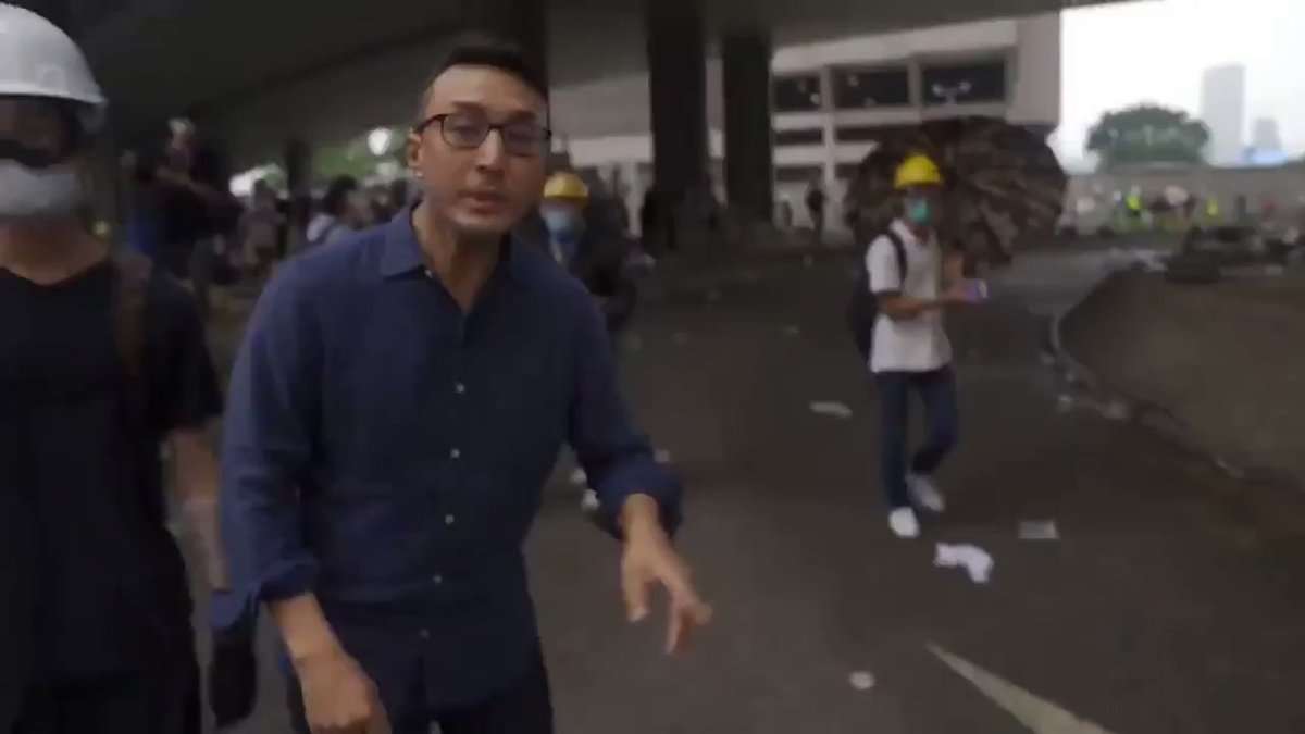 これは香港デモ現埸に，デモ参加者が防具付けてない海外記者にやっていること  ｜狼谷 雪さんのTwitterで話題の画像