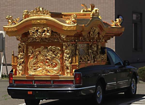 【自動車豆知識】「宮型」霊柩車が消えた本当の理由とは？  いま、求められる「新しいカタチ」の霊柩車 | CAR CARE PLUS