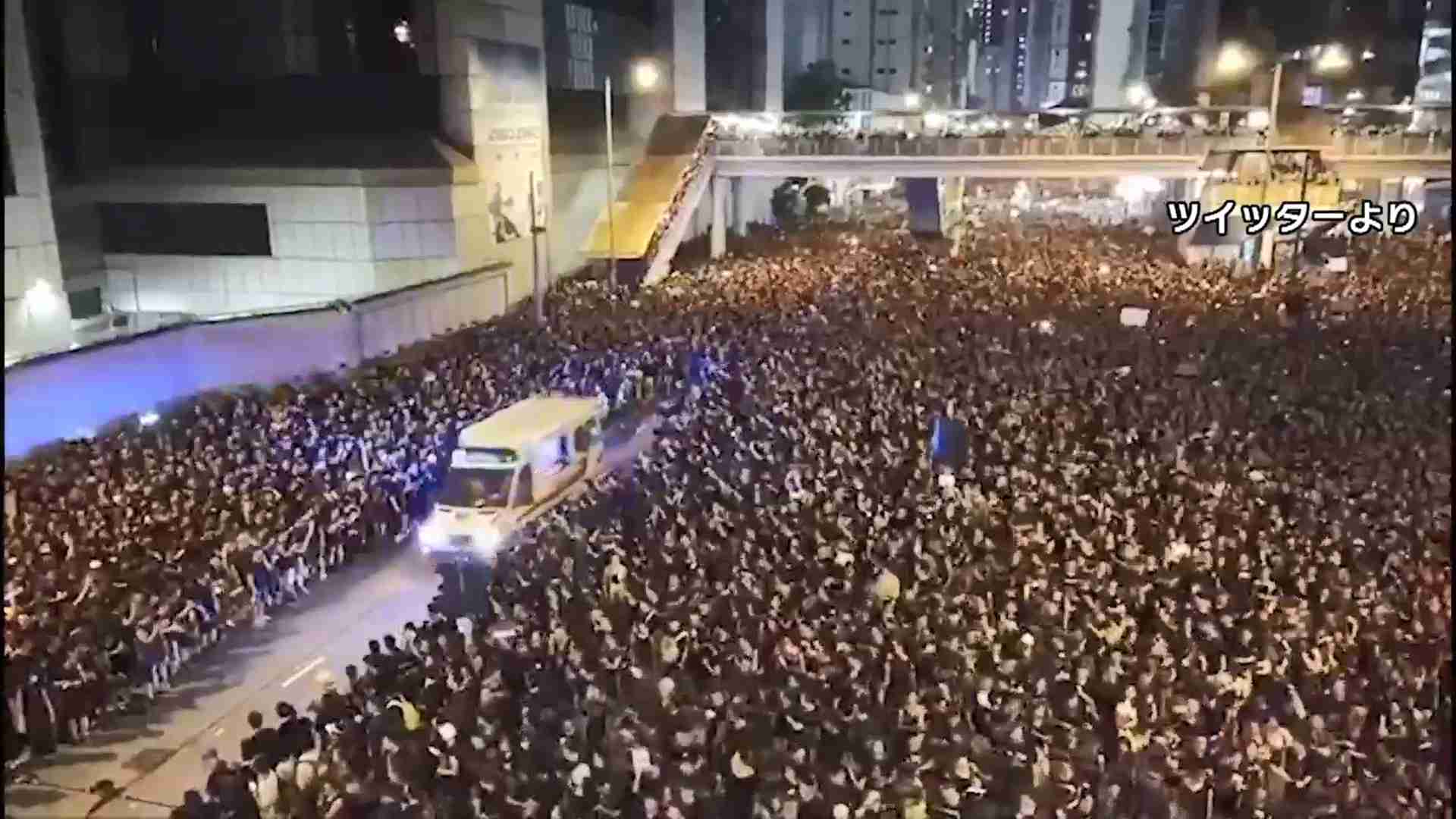 過去最大 香港200万人デモ  救急車に道ゆずる“親切動画”が拡散 - FNN.jpプライムオンライン