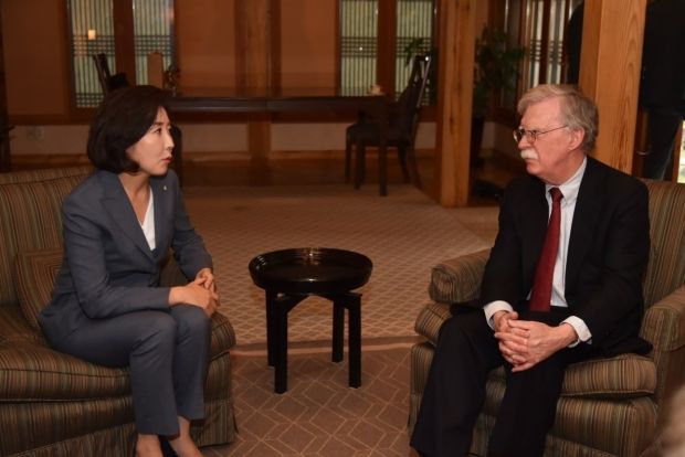 訪韓したボルトンが最初に会ったのは、与党ではなく野党の院内代表…異例の事態＝韓国の反応 : カイカイ反応通信