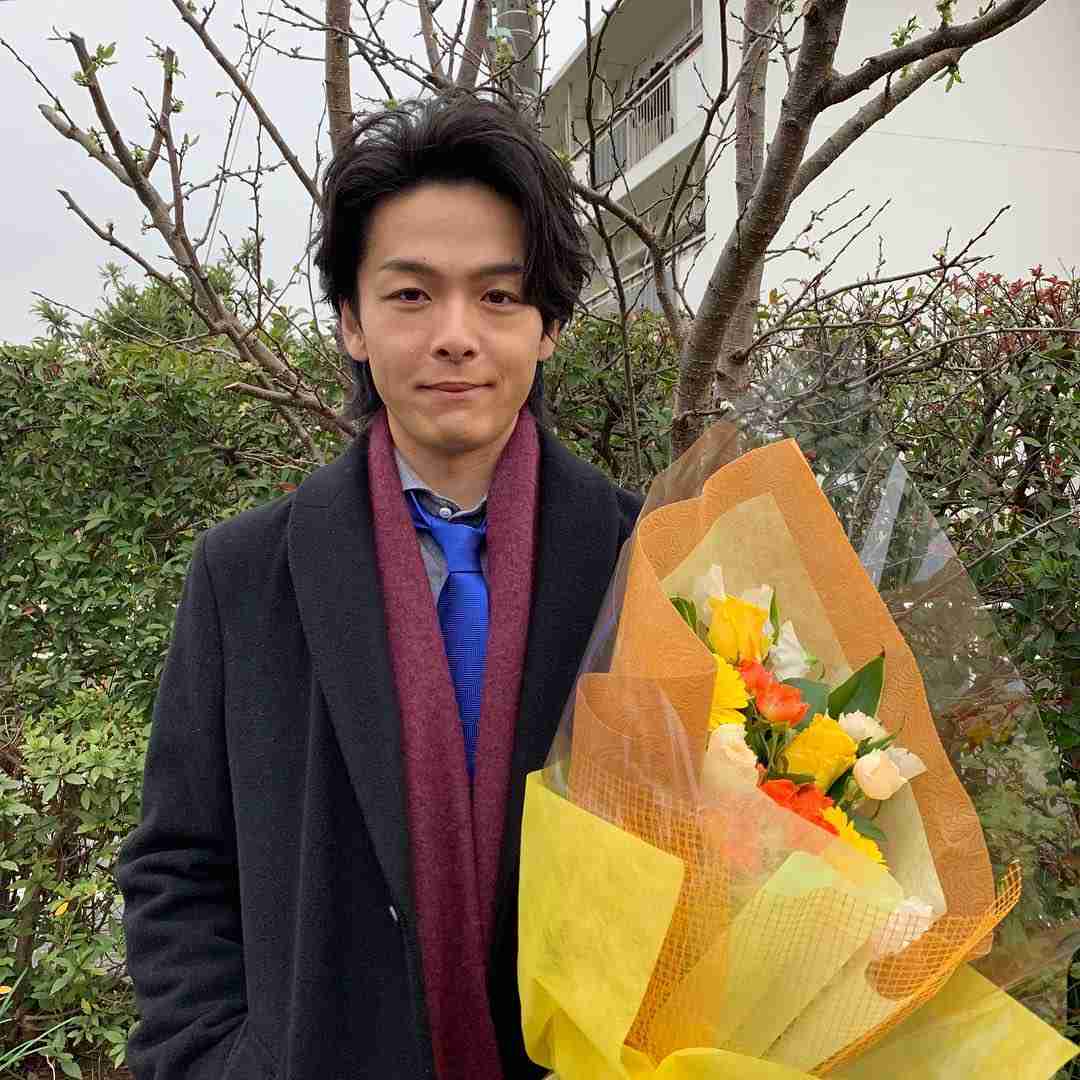 【土曜ドラマ公式】ドロ刑-警視庁捜査三課- on Instagram: “皇子山役の中村倫也さんのクランクアップ??ほかの13係のメンバーのアップは全部ケンティーが一緒のシーンでしたが、皇子山さんだけ１人のシーン?アップも１人…かと思いきやケンティーが花束持って登場?☺️倫也さんもビックリ&嬉しかったみたいでしっかりハグしてるの見て胸が熱くなりました??この二人本当に兄弟みたいで、どんどん仲良くなっていく姿を見るのが楽しみの一つでもありました?✨お互い大好きなんだなーと伝わる関係性、いいですよね?倫也さん