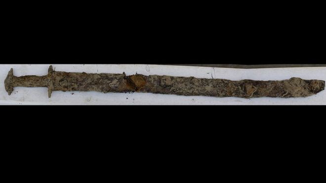 8歳少女、湖で1500年前の剣を見つけ引き抜く　スウェーデン