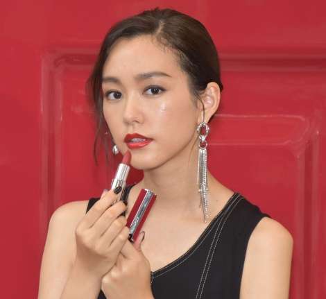 桐谷美玲、タイトなドレス姿で登場 美の秘訣は「積み重ね」