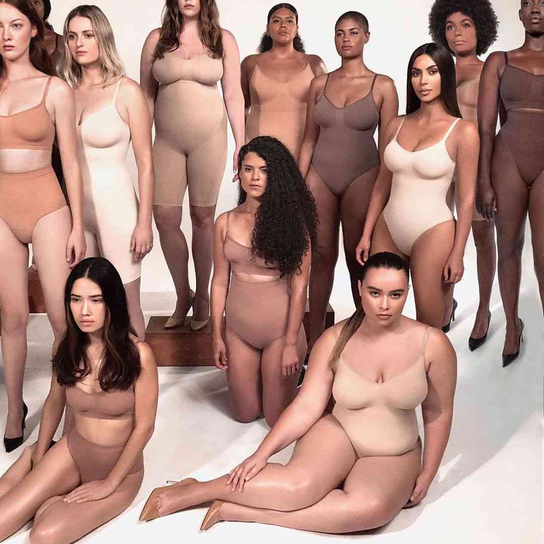 キム・カーダシアン、下着ブランド新名称は「SKIMS」 「KIMONO」騒動受け変更