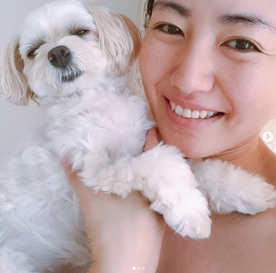 「妖怪ゼンラ娘だぁー」磯山さやか、愛犬との一糸まとわぬ（!?）すっぴん湯上がり2ショットを披露