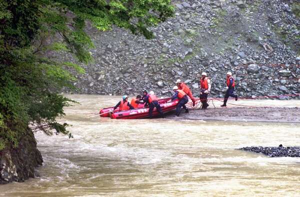 【山北・玄倉川水難事故20年】中州にキャンプ客18人孤立　決死の救助　激流に阻まれ