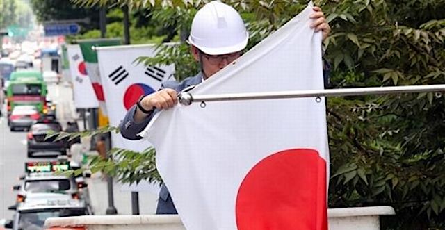 韓国が『ホワイト国除外』に抗議！ ソウルの通りに掲げられた万国旗から日本国旗だけを撤去