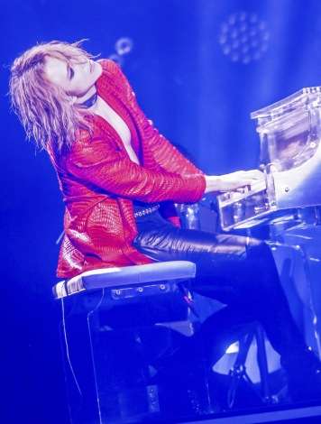 YOSHIKI、ファンと触れ合い右手首の状態悪化 ドクターストップも公演続行