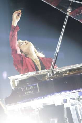 YOSHIKI、ファンと触れ合い右手首の状態悪化 ドクターストップも公演続行