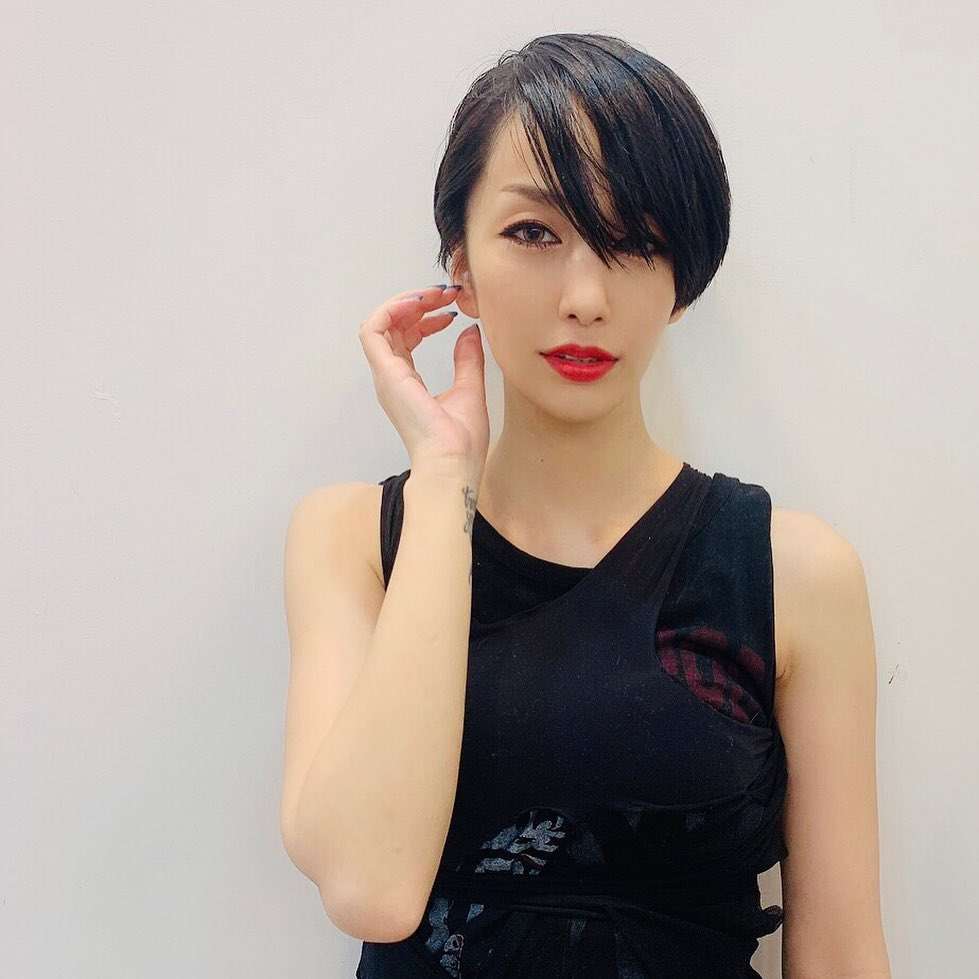 話題のあの人に似てるの声も!?　中島美嘉、夏らしいオトナショートに絶賛の声