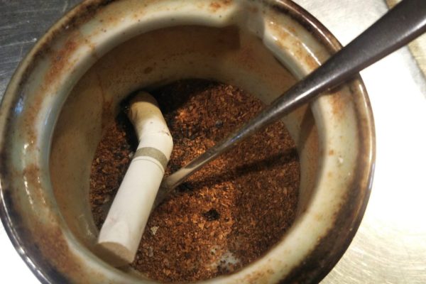 飲食店内で薬味が入った容器に客が捨てた吸い殻混入　店は「悲しい」とコメント