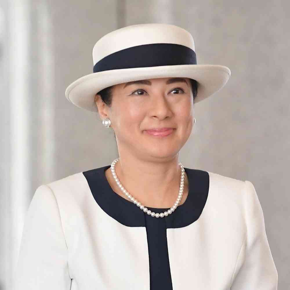 雅子さま 令和ファッションの法則、ビビッドから淡い色合いに（女性自身） - Yahoo!ニュース