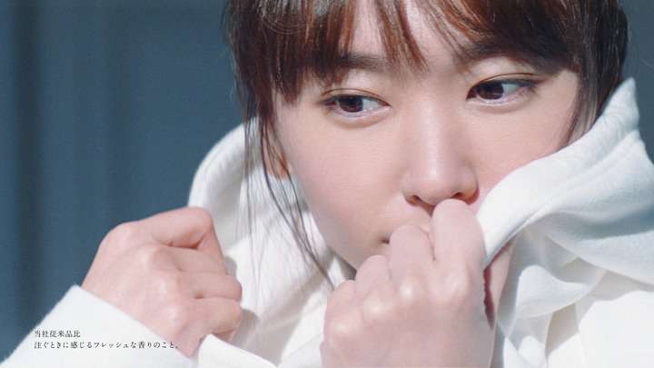 新垣結衣：キュートな白パーカ＆ポニテ姿で爽やかに　「アロマリッチ」新CMが公開 - 毎日キレイ