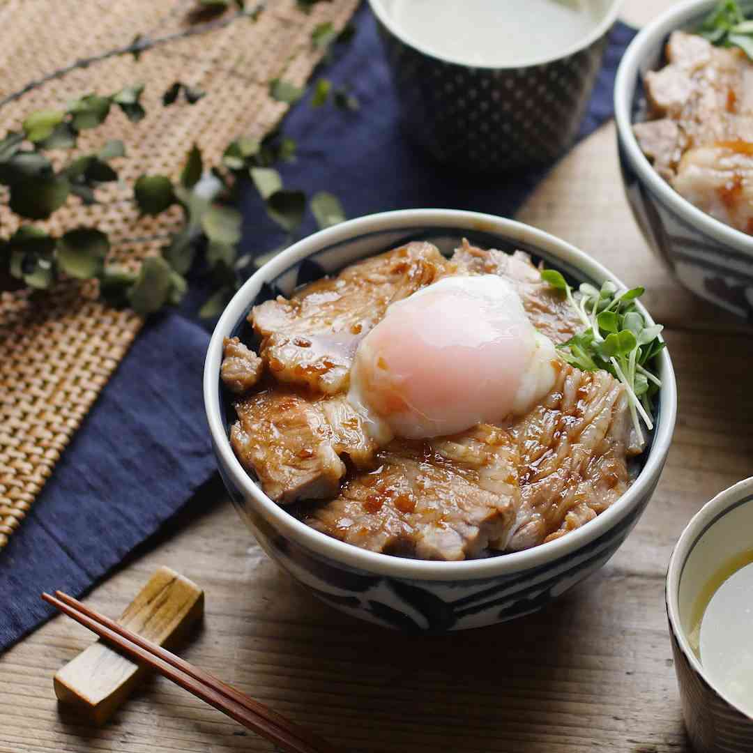レンジ調理でしっとり柔らか♪ はちみつ黒酢チャーシュー丼 - macaroni