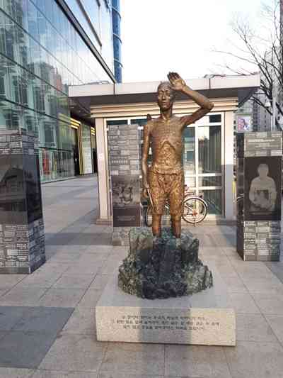 韓国の教科書に掲載された「徴用労働者」の写真は日本人だった　韓国中に建てられた徴用工像が日本人で徴用工無関係という大問 | ニコニコニュース