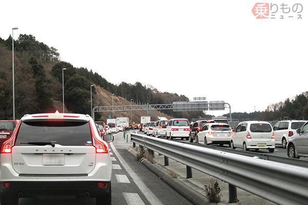 高速道路の加速車線「先頭で合流」浸透せず 理由は「マナーに反するように見えるから」？ | 乗りものニュース