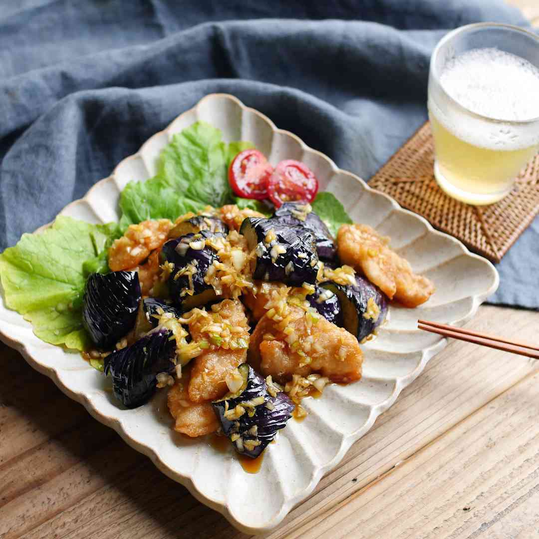 香味だれがたっぷり絡む！とろとろなすとささみの油淋鶏 - macaroni