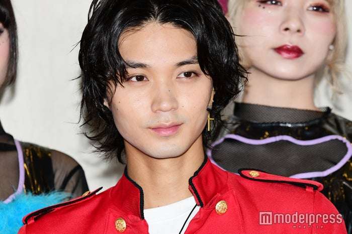 “カリスマホスト”磯村勇斗、役作りで歌舞伎町ホストクラブを体験 - モデルプレス