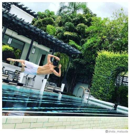 松田翔太、引き締まった“筋肉美背中”公開「SEXY」「惚れる」とファン歓喜 - モデルプレス