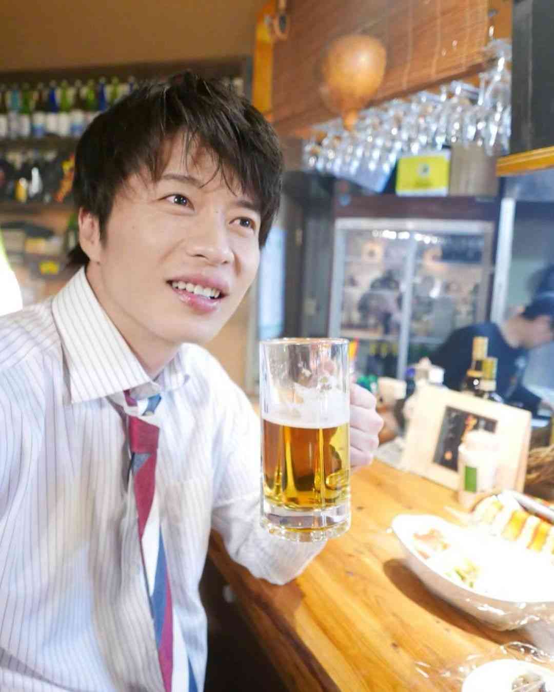 「おっさんずラブ」田中圭、“牧くん目線”の居酒屋デート風ショットが話題