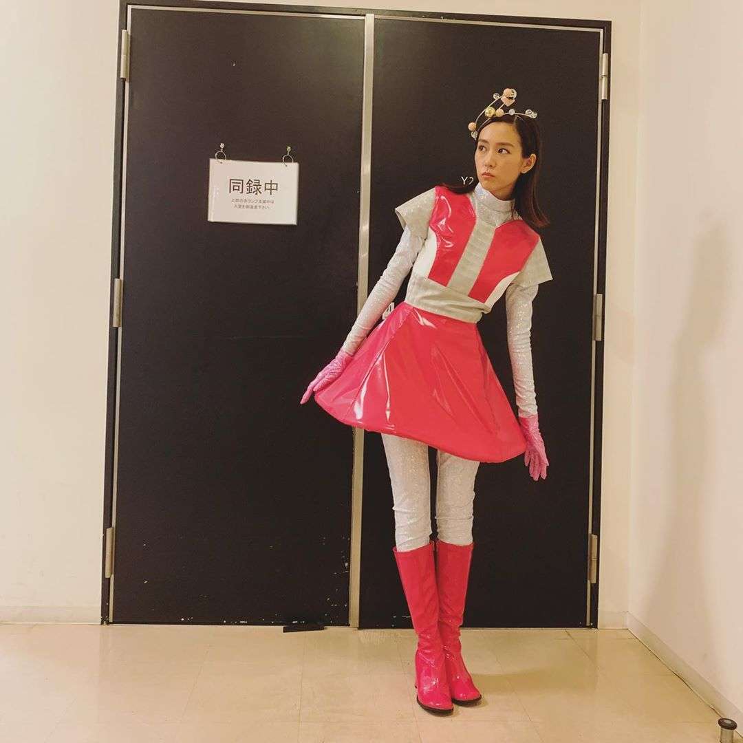 桐谷美玲、”ミニスカ”宇宙人に変身! ブルゾンちえみも絶賛「かわE」