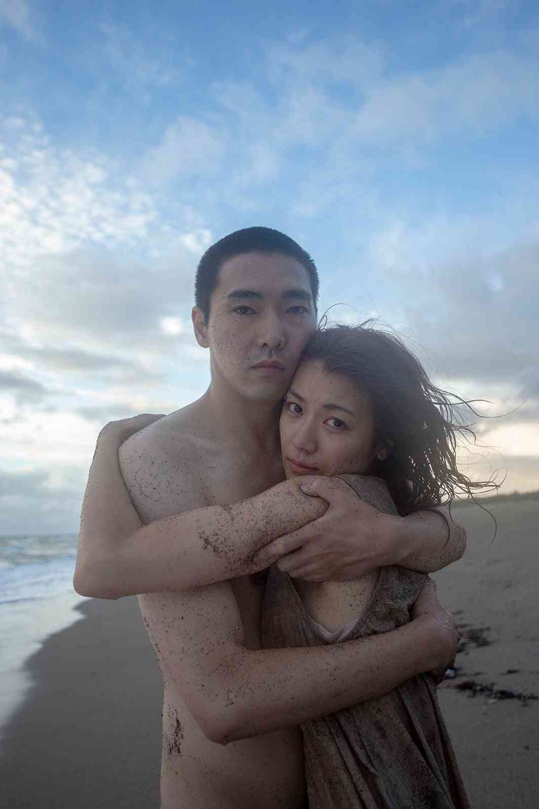 柄本佑＆瀧内公美「anan」SEX特集で抱き合う＜火口のふたり＞