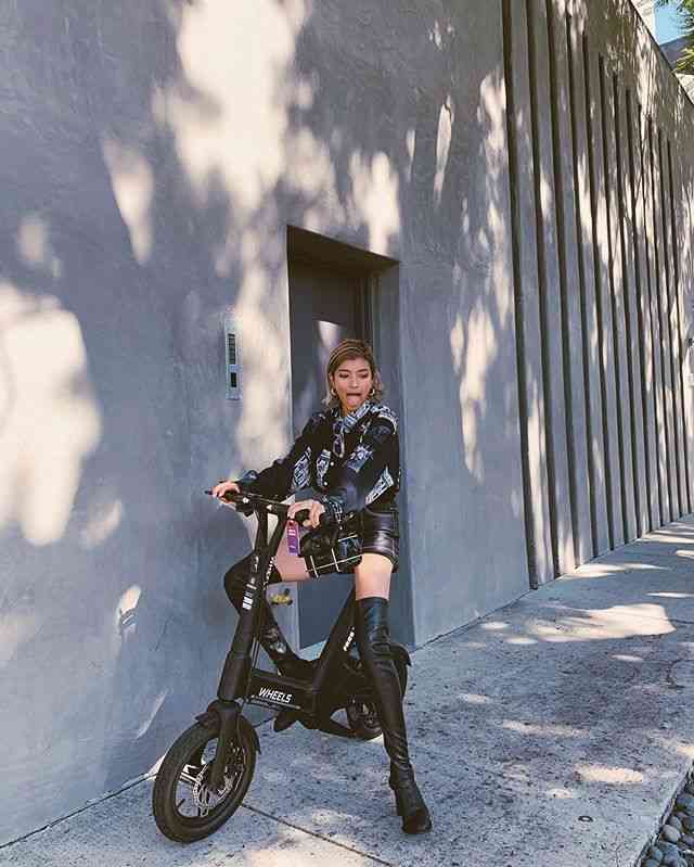 ローラ、健康的な太ももが艶めかしいとファンからは称賛の嵐