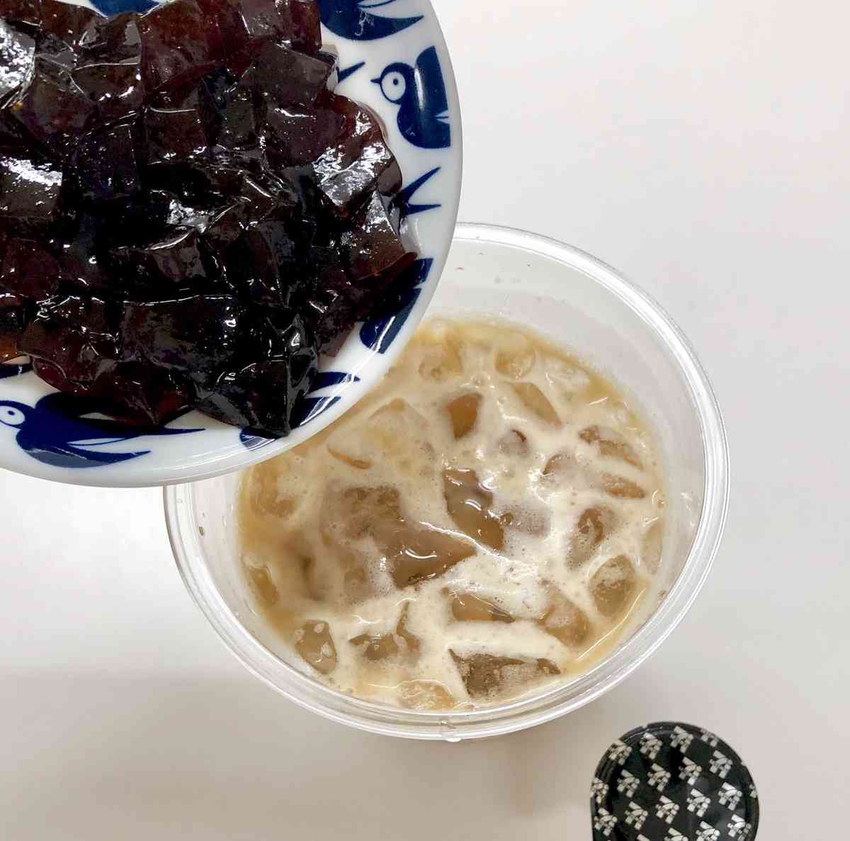 ツイッターで大反響　セブン商品で作る「わらび餅ドリンク」飲んでみた。