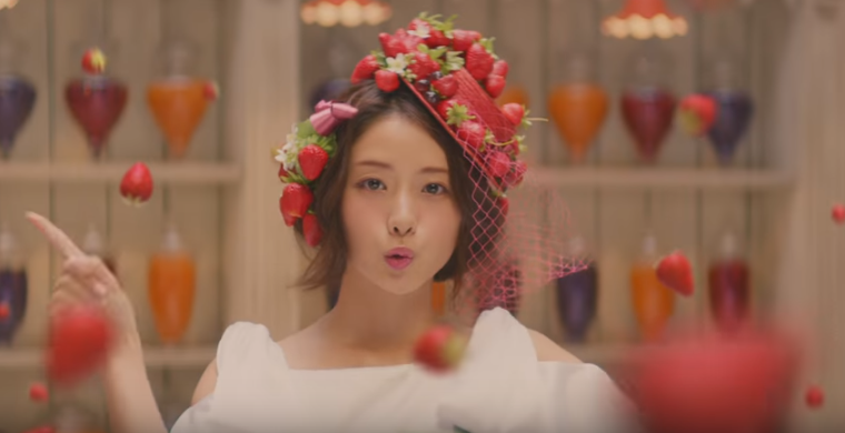 野菜や果物モチーフの服を着た芸能人の画像