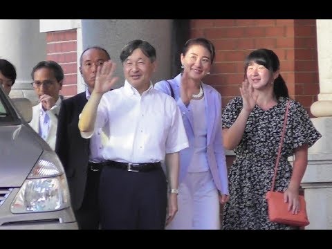 天皇陛下 ご愛用のC24セレナ三列目シートへ!! ご静養からご帰京 The Emperor arrived at Tokyo - YouTube