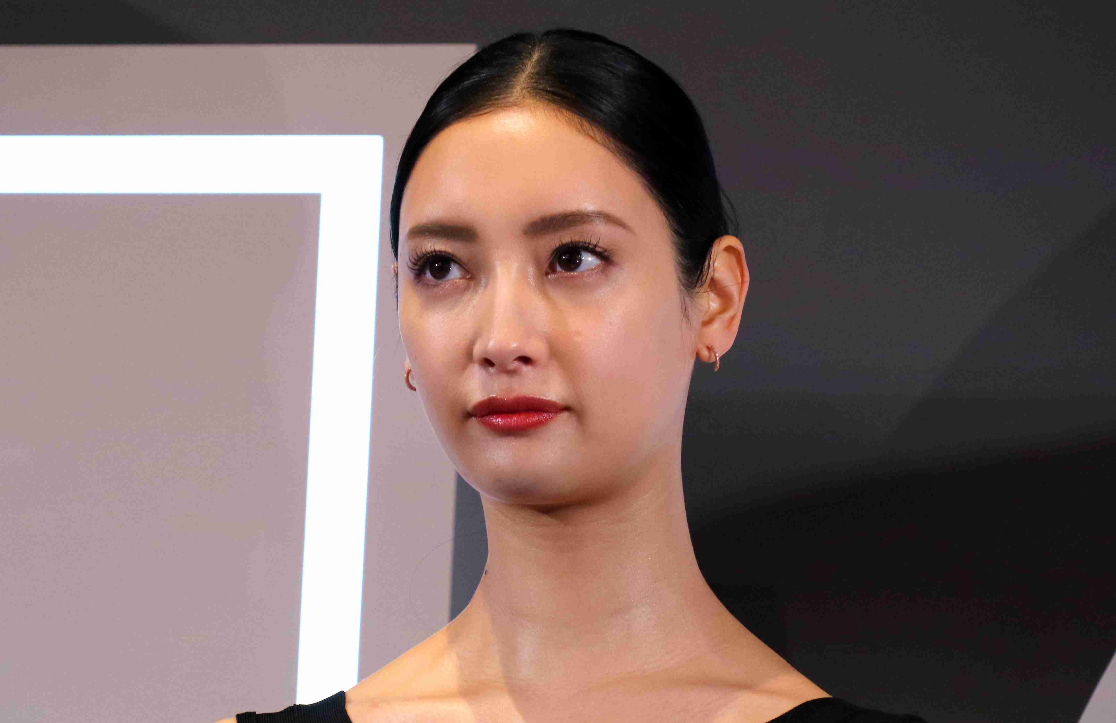 菜々緒が髪色をイメチェン　「雪女！？」「どんな色でも似合う」 – ニュースサイトしらべぇ