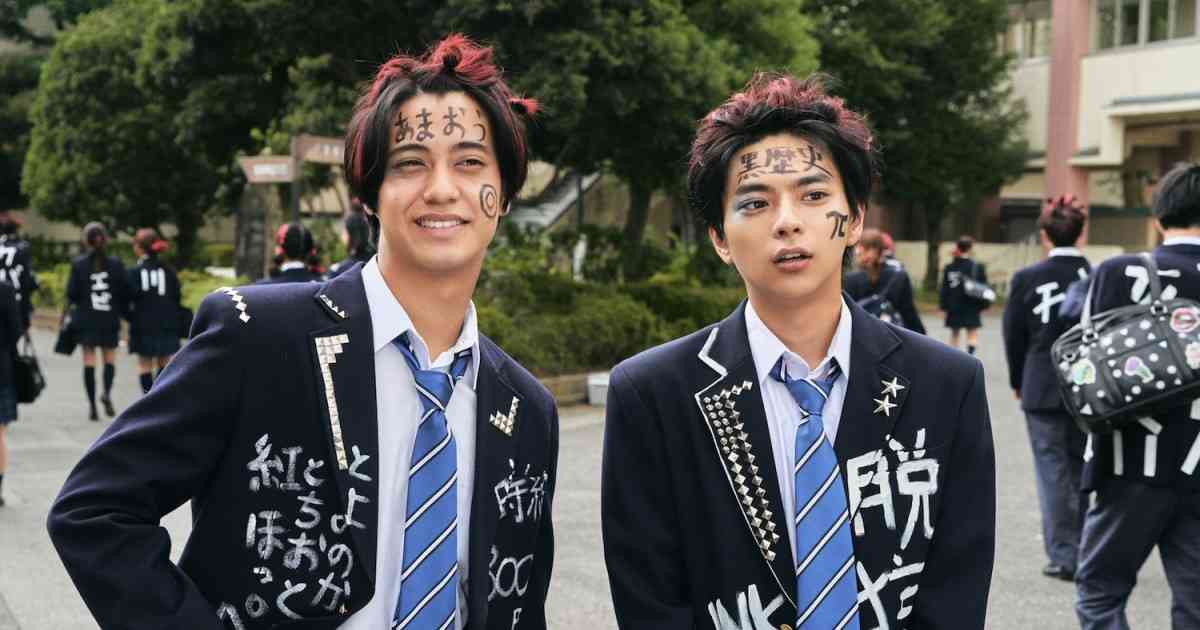 佐藤勝利＆高橋海人、奇抜すぎる髪型＆制服姿！『ブラック校則』初の場面カット公開 - シネマトゥデイ