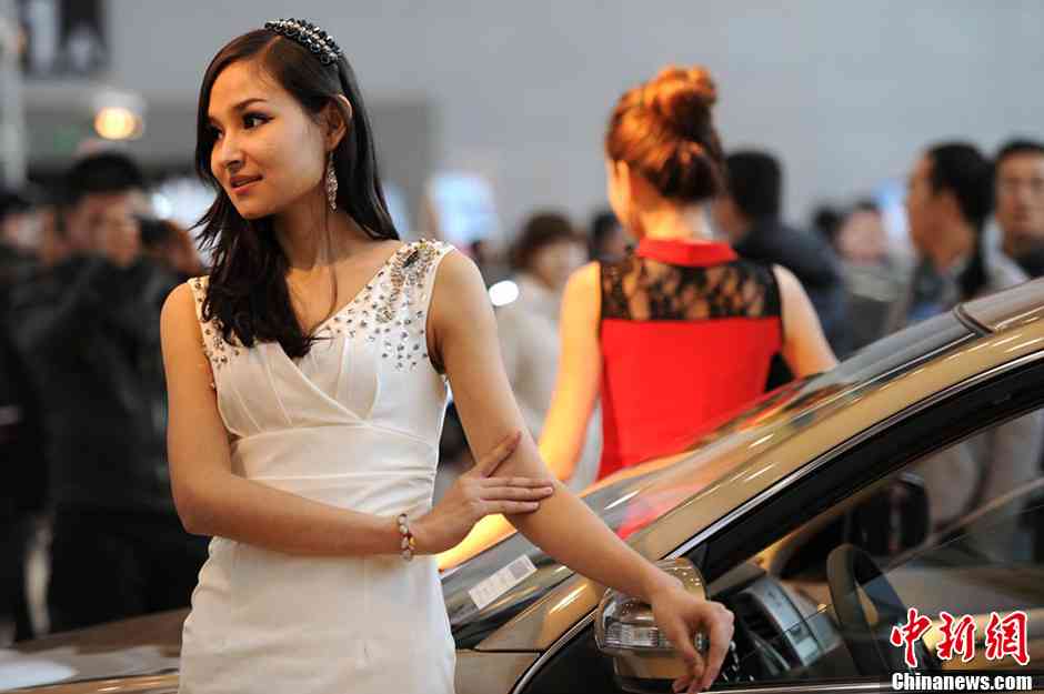  新疆ウイグル自治区で春季モーターショー開催　美人コンパニオンも_China.org.cn