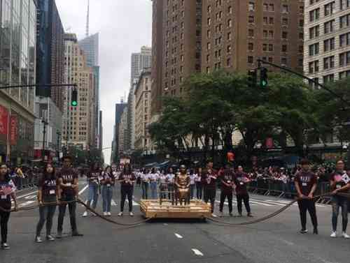 マンハッタンに「少女像」登場　韓国系団体がパレード