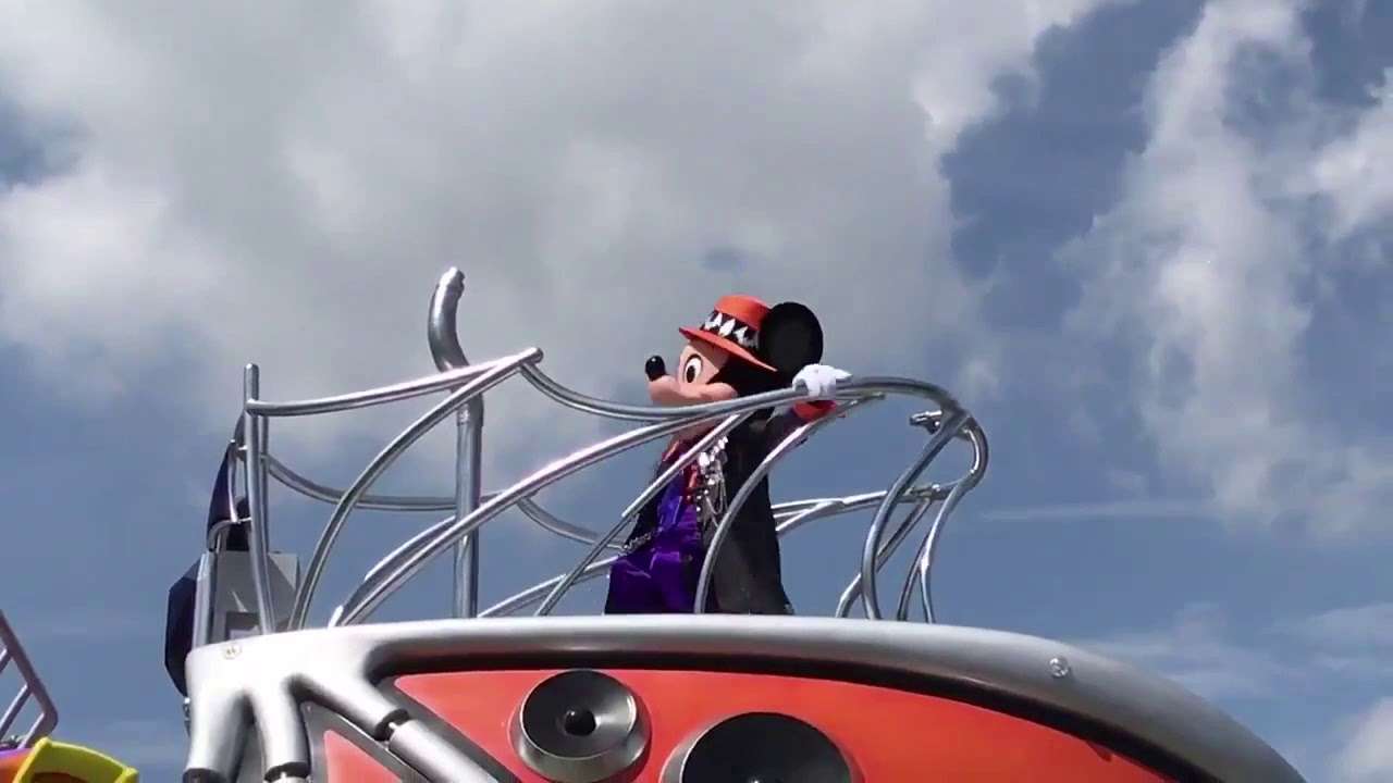 ミッキーめっちゃフラフラしてて倒れそう... - YouTube