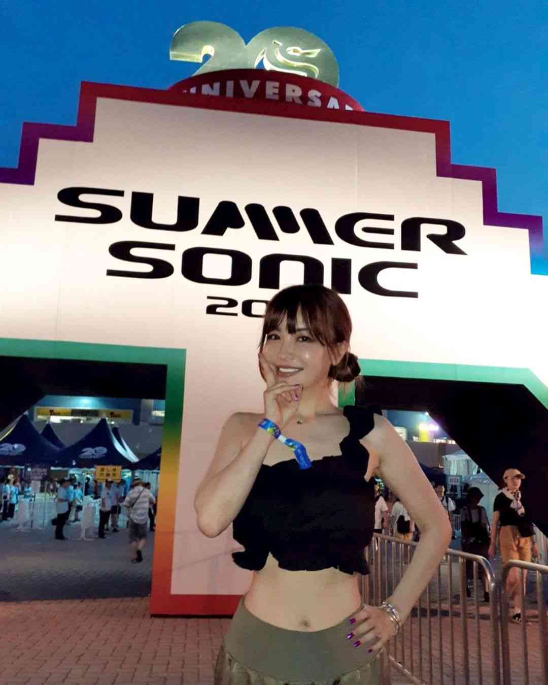 平子理沙、「ウエストどうなってるの？」アラフィフの”ヘソ出し”に驚きの声が続々