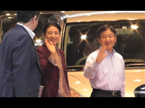 天皇陛下ご一家 夏休みの東京駅に! 那須からご帰京 Emperor family arrives at Tokyo Station - YouTube