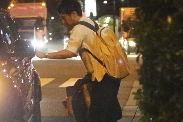 山里亮太、タクシーから蒼井優運転車に乗り換えのラブラブ姿｜NEWSポストセブン