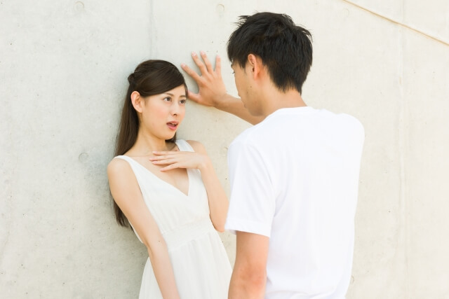 壁ドンを超える萌えシチュ、2位「床ドン」、3位「肩ズン」　壁ドン進化系の「肘ドン」「足ドン」も上位に | キャリコネニュース
