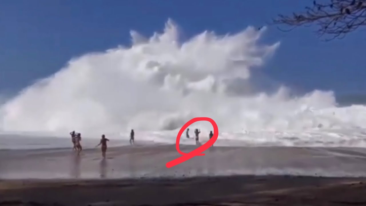 【閲覧注意】海水浴中の悲劇、高波というよりほぼ津波レベルTragedy during the sea bathing.  Tsunami level rather than high waves - YouTube