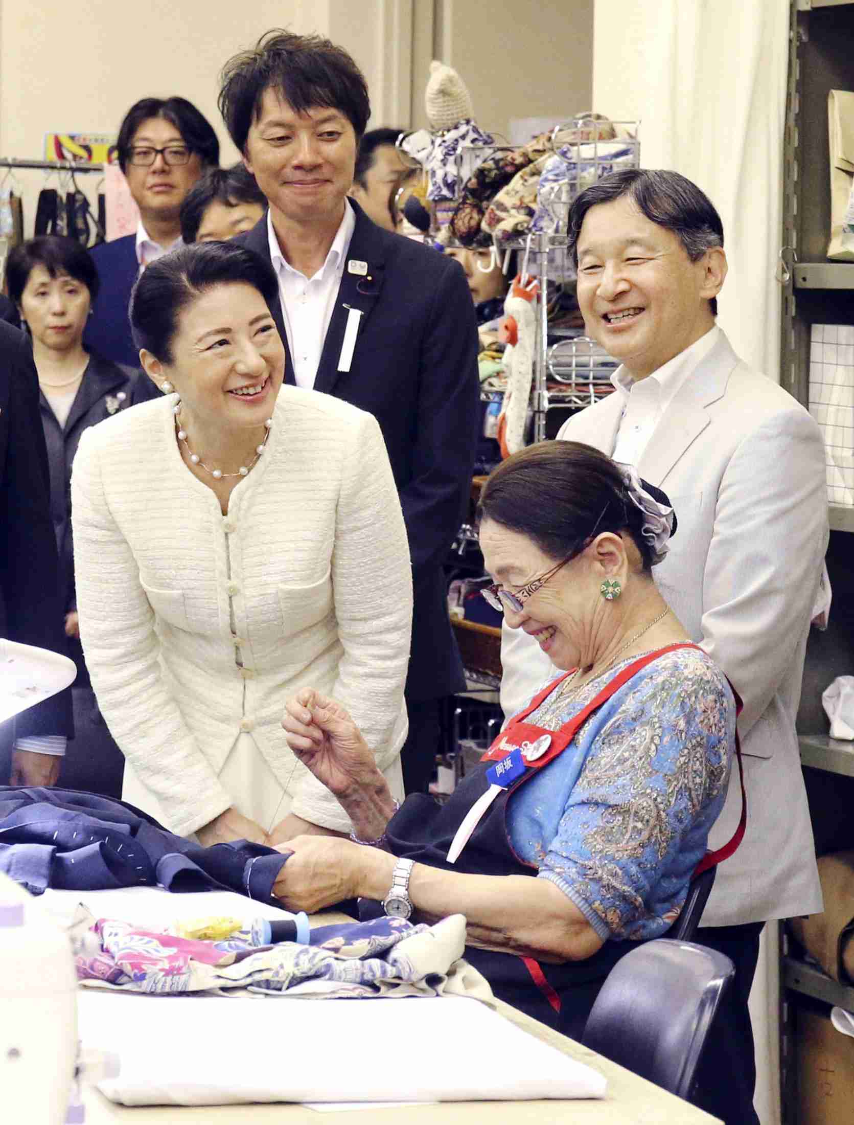 両陛下、都内の高齢者施設を訪問　「敬老の日」にちなみ（共同通信） - Yahoo!ニュース