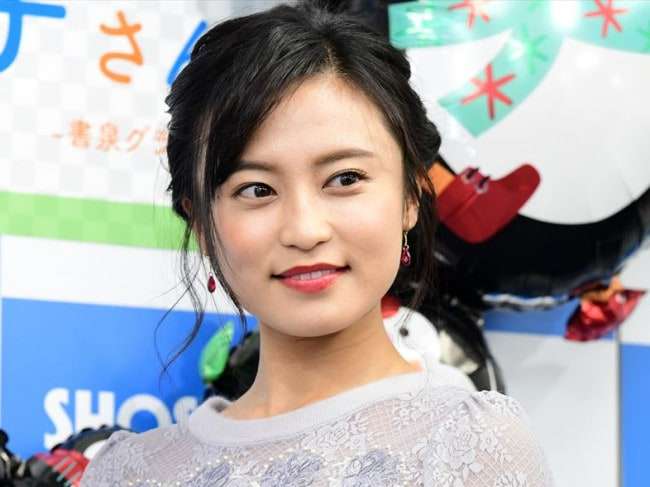 「ホント、美人になった」小島瑠璃子の艶やかロング＆美デコルテショットをファン絶賛